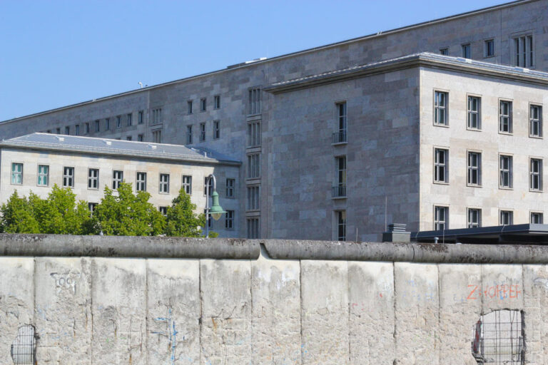 How Heinz Holzapfel and His Family Defied the Berlin Wall with a Ziplin